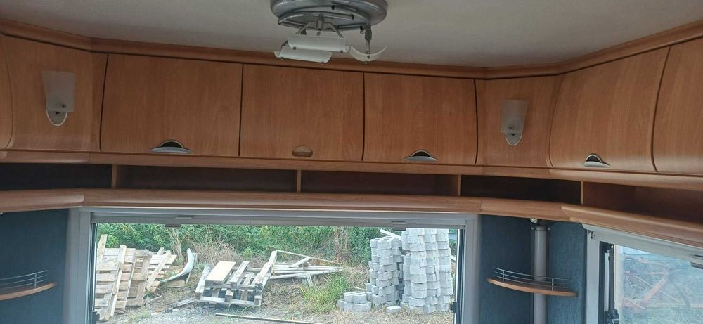 Szafki wiszące salon HOBBY przyczepa kempingowa kamper