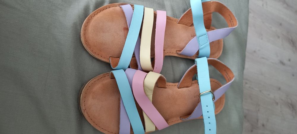 Босоножки на девочку. По устилке 22.5см. Одевали пару раз.