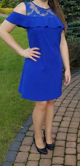 Chabrowa sukienka z koronką