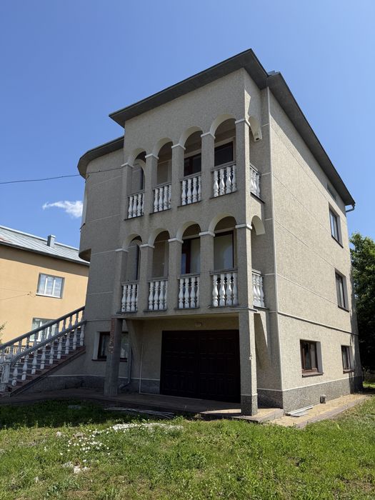 Продається просторий будинок