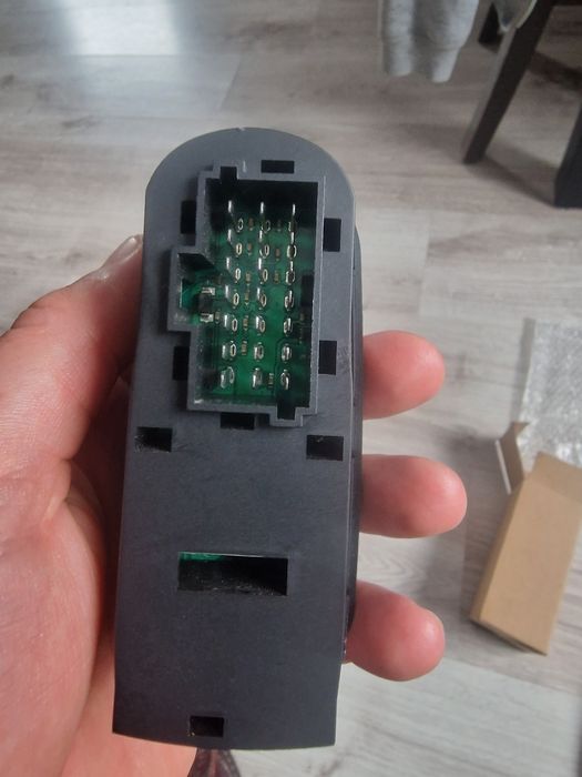 Sprzedam klawisz do otwierania szyby Daf 105/106