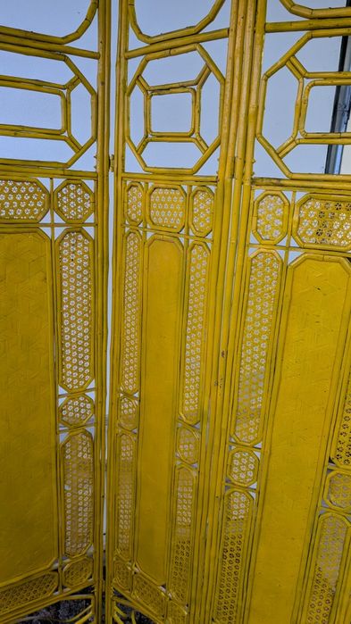 Biombo de bambu e palha amarelo