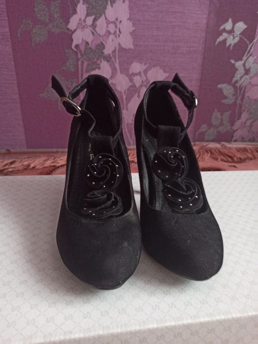 Жіночі замшеві туфлі