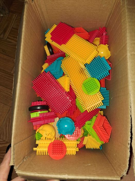 plastikowe klocki i maski, gumowe piłki