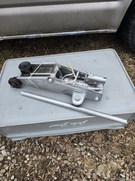 Lewarek niemiecki samochodowy.