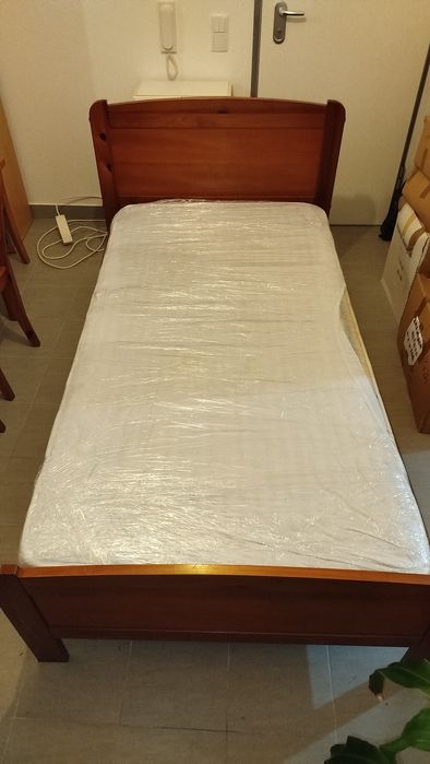 Cama de solteiro + mesa de cabeceira em madeira