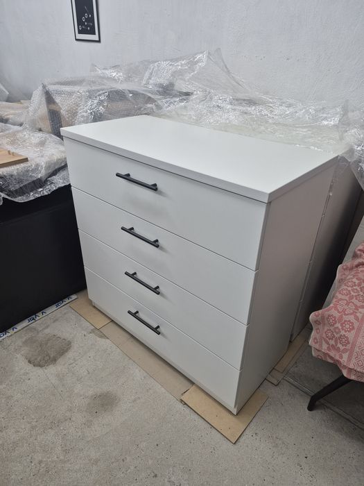 Комод на 4 ящики.