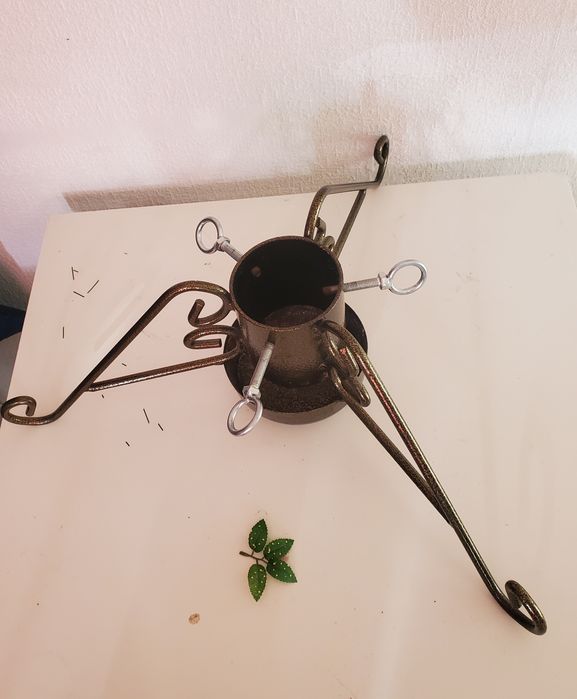 Stojak pod choinkę, metalowy, solodny.