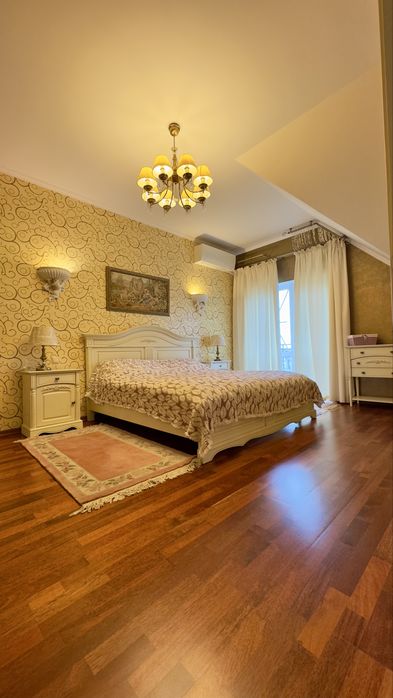 Неймовірний , великий таун хаус з гаражем.