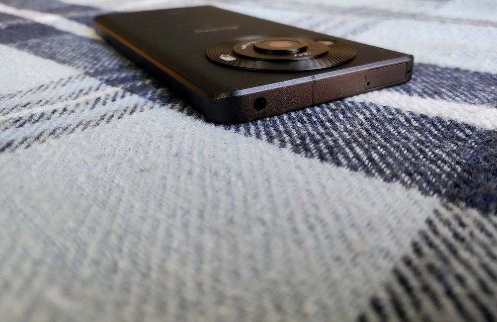 Смартфон Sharp AQUOS R8PRO - з легендарною оптикою Leica 2sim\NFC\IP68