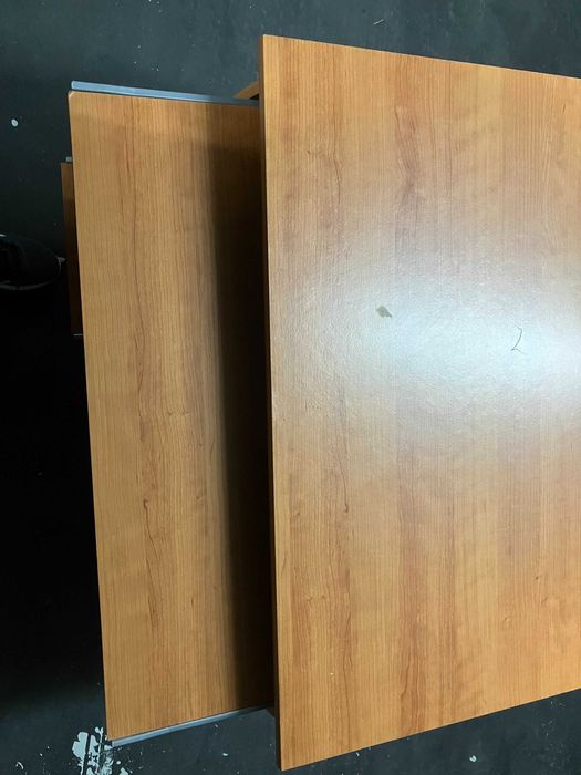 Secretária de madeira. Prática, com rodas e espaço para PC fixo.