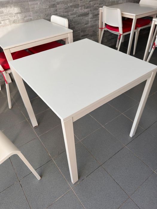 Conjunto mesas e cadeiras