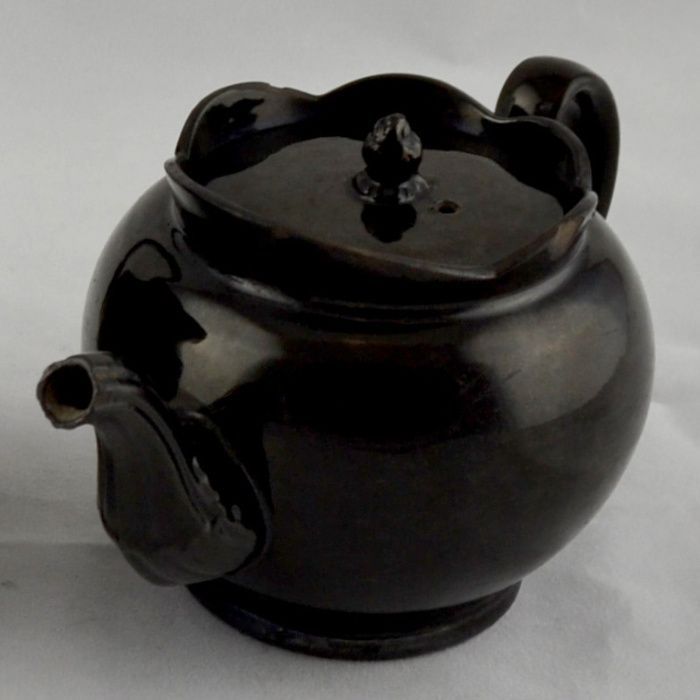 Bule em terracota de fabrico inglês, pintado a preto