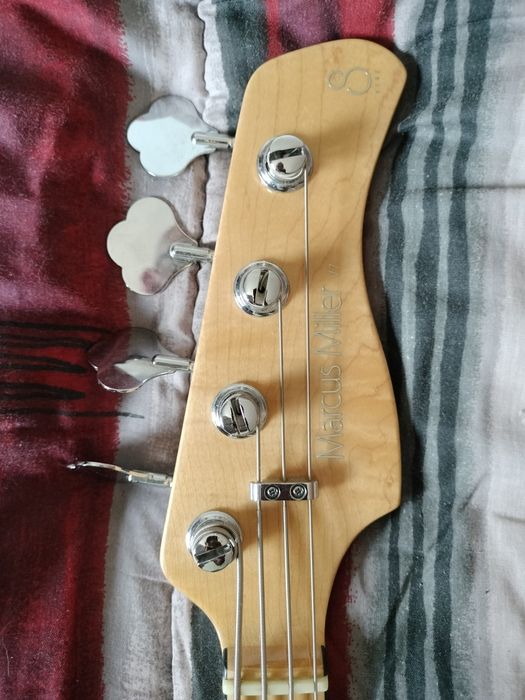 Baixo Marcus Miller V7