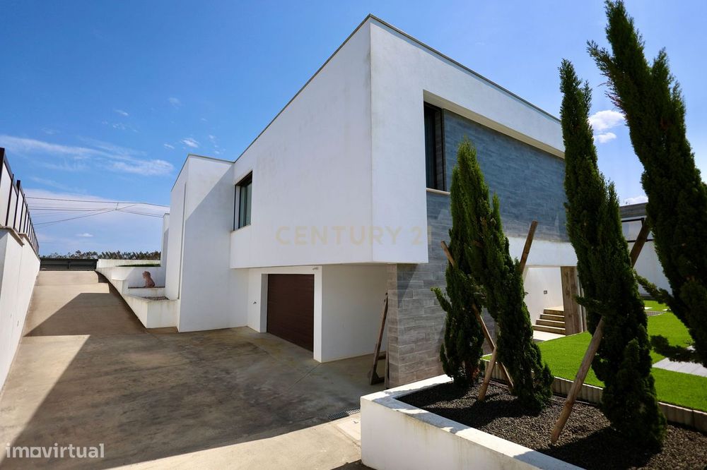 Moradia T4 Moderna com Piscina Aquecida e Jacuzzi a 15 Minutos da Prai
