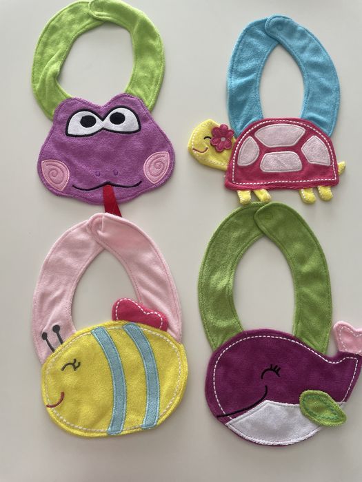 Babetes impermeáveis muito giras. Artigos novos