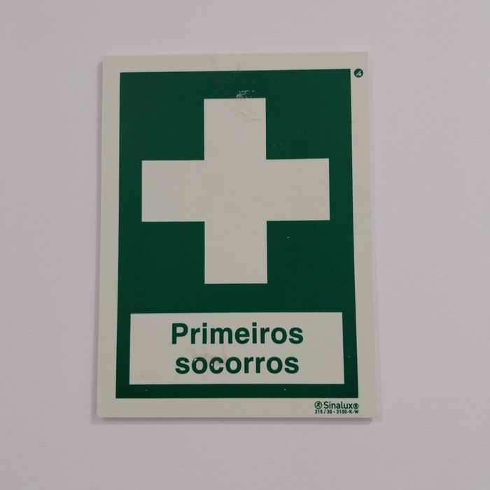 Sinalética fotoluminescente primeiros socorros sinalux
