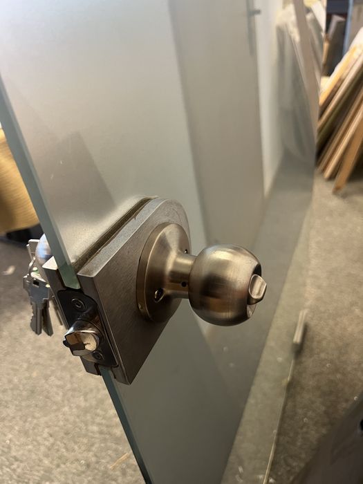 Porta em Vidro Temperado com Fechadura