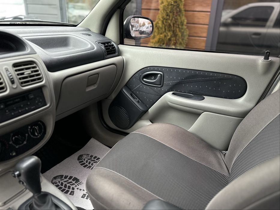 RENAULT SYMBOL 2003 року, 1.4 газ/бензин, автомат, передній привід.