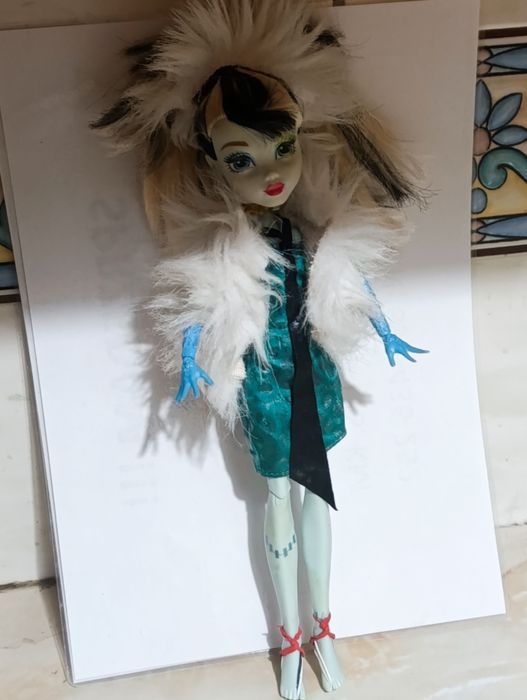 Lalka to Frankie Stein z serii Monster High, córka  potwora Frankestei