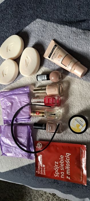 Zestaw kosmetyków- lakier do paznokci 4x, podkład Maybelline.