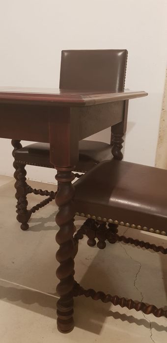 Mesa de jantar em madeira maciça com 4 cadeiras