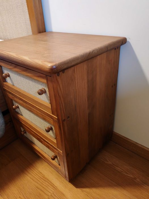 Mobília de quarto em madeira