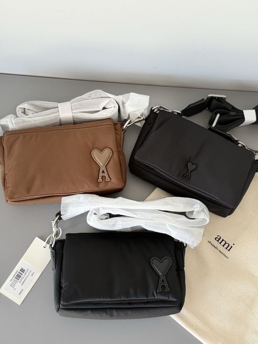 Жіноча сумка Ami de Coeur від Ami Paris крос боді месенджер