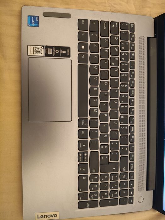 Lenovo IdeaPad Slim 3 15IRH8