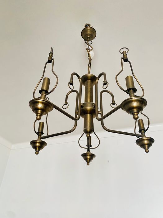 Candeeiro de teto em cor bronze com opção de colocar copos de vidro