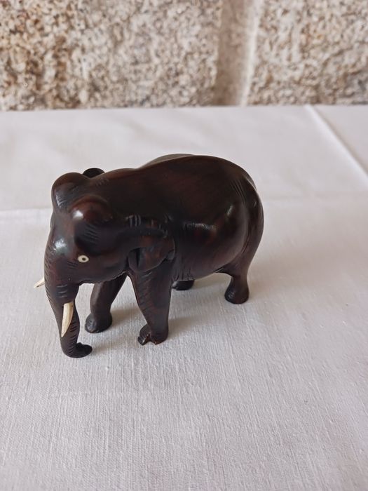 Elefantes antigos em madeira exótica