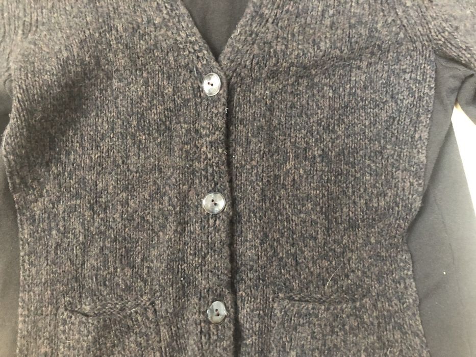 Marc Cain. Brązowy kardigan o ciekawym kroju.