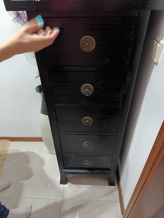 Móvel alto preto