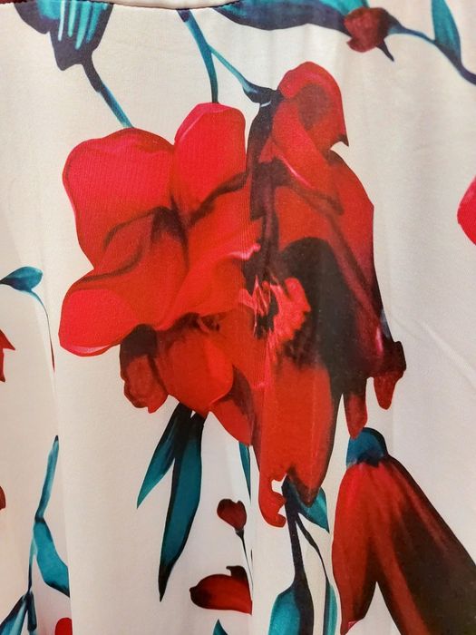 Vestido em tons de vermelho com flores