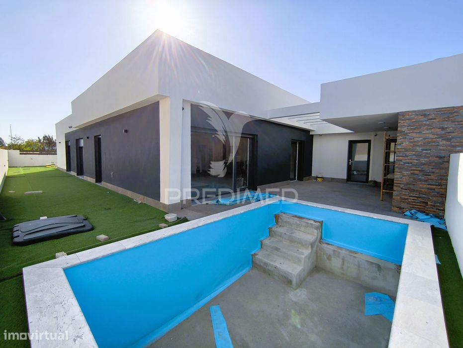 Moradia Isolada com Piscina – Possibilidade de PERMUTA