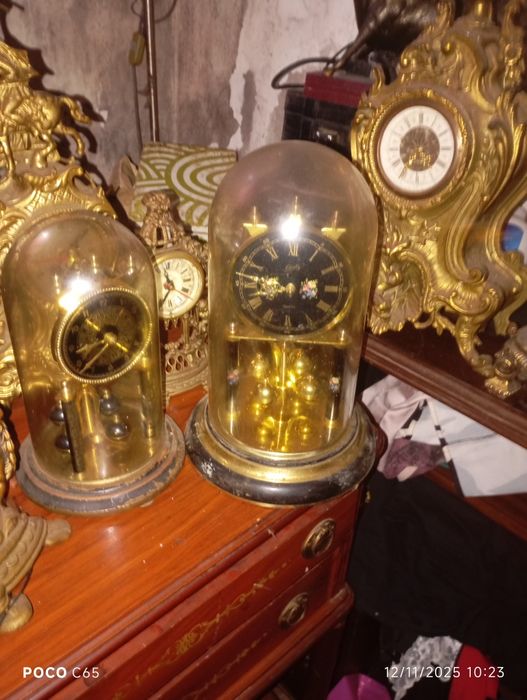 Vários relógios antigos