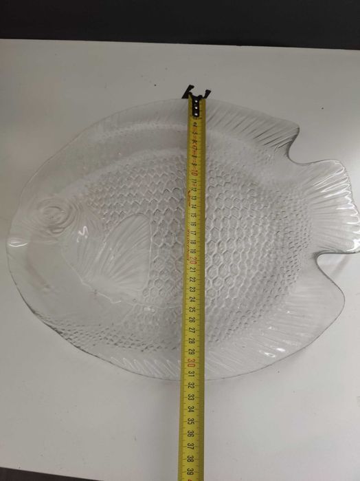 prato de vidro em forma de peixe