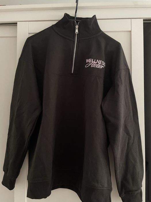 Bluza z zamkiem half ZIP z haftowanym napisem wellness atelier