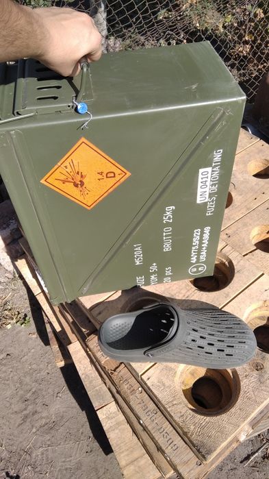 Металевий ящик герметичний.