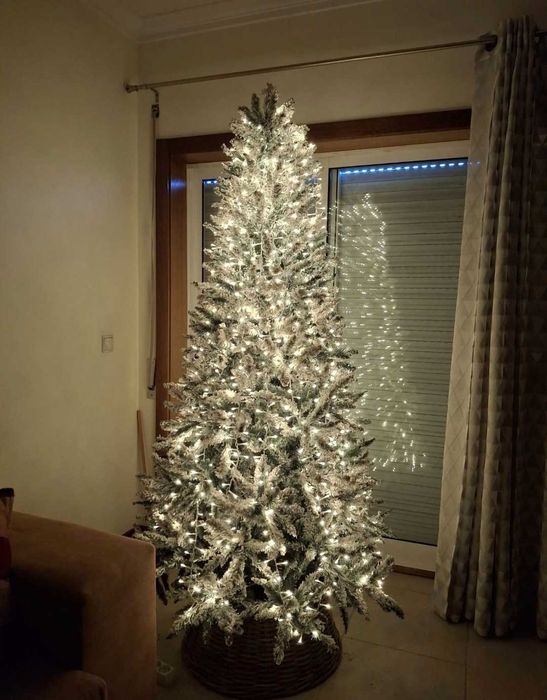 Árvore de natal com neve 210cm