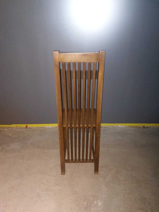 Комплект дерев'яних стільців та столів