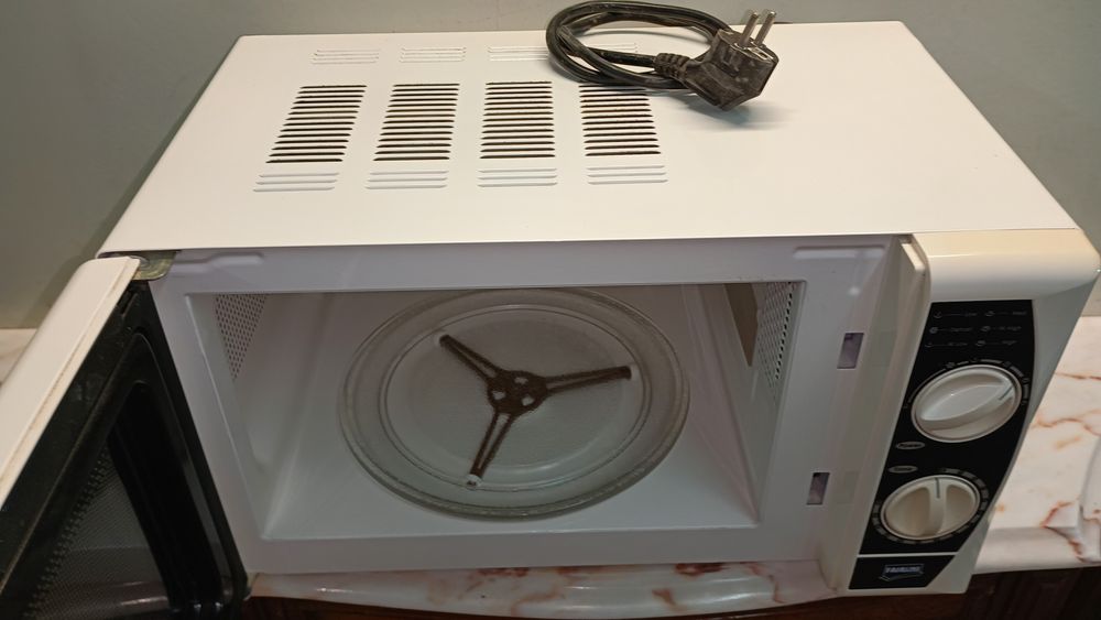 Microondas marca FIRLINE a funcionar perfeitamente, em perfeitas condi