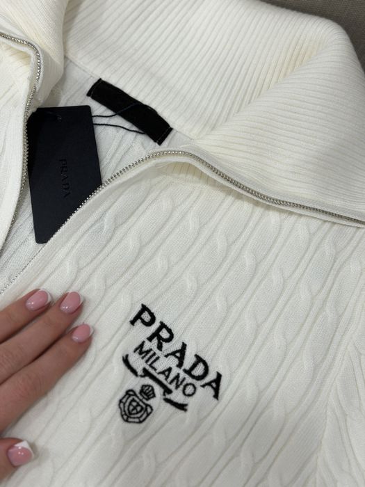 Кофта від бренду PRADA