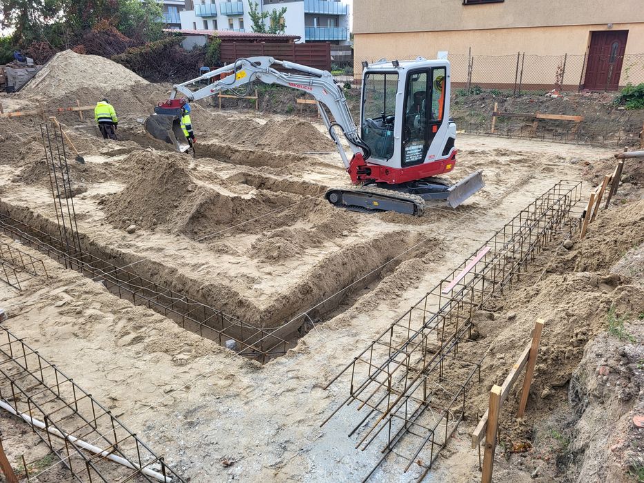 Wykopy pod fundamenty prace ziemne zasypka piaskiem