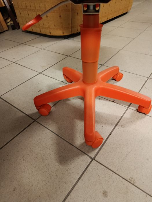 Cadeira cor de laranja