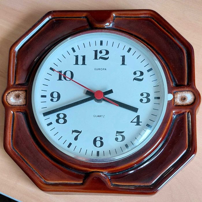 Ceramiczny zegar na ścianę retro