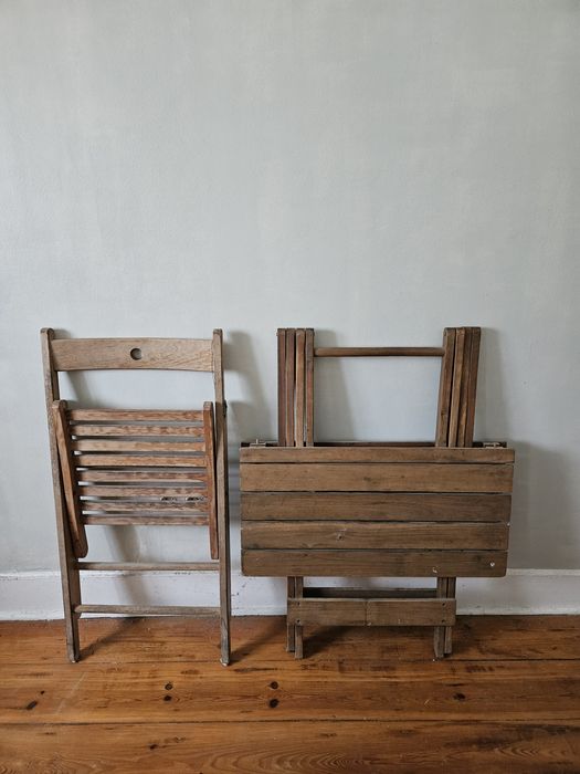 Mesa e cadeira de madeira