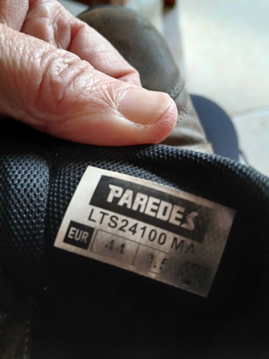 Tenis de caminhada,  em castanho.