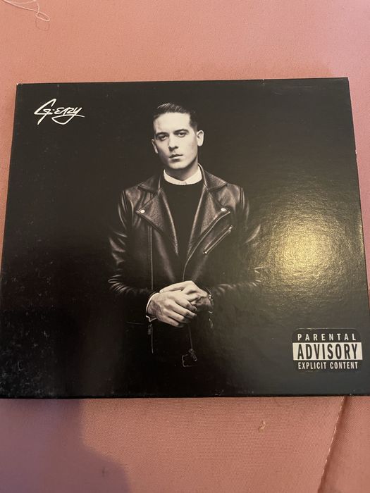 Vendo varios cds, cada um com o valor de 7€