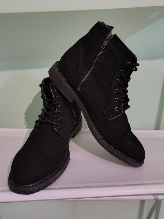 Взуття шкіряне .